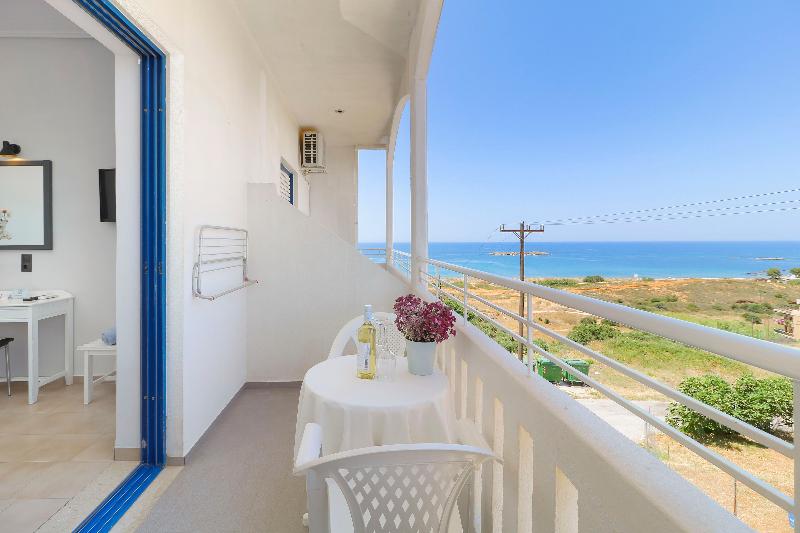 サイドオーシャンビュースタンダードルーム, Alexis