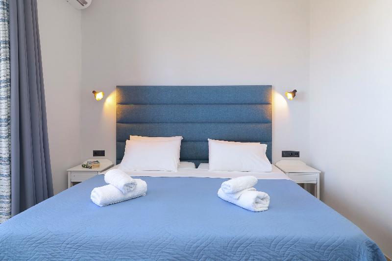 サイドオーシャンビュースタンダードルーム, Alexis