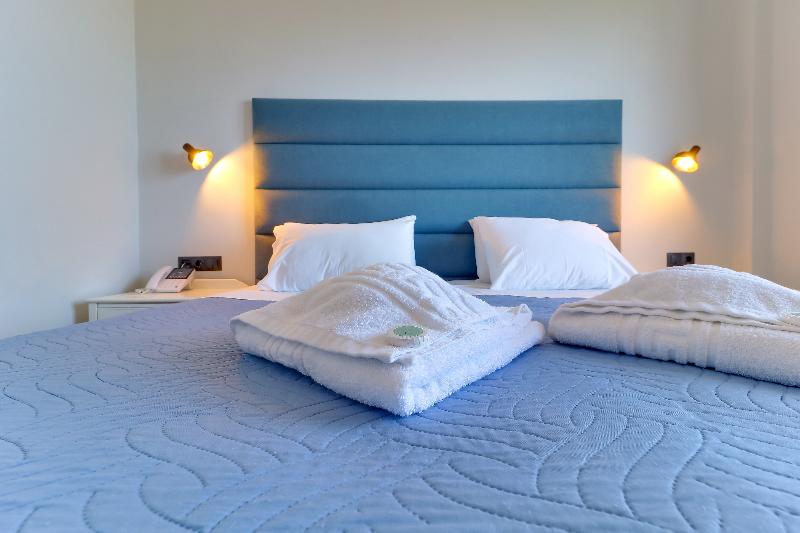 サイドオーシャンビュースタンダードルーム, Alexis