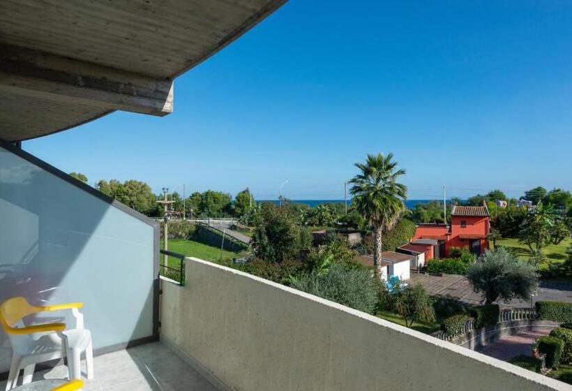 غرفة قياسية ثلاثية, Atlantis Palace