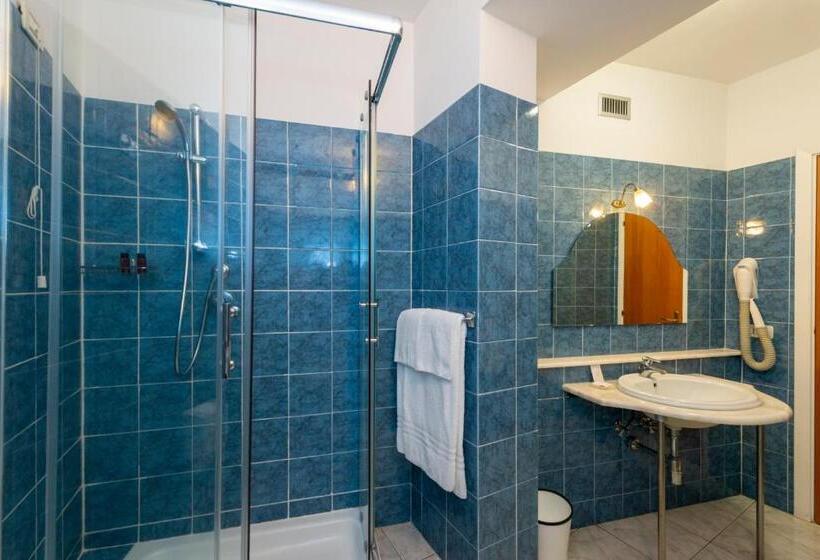 غرفة قياسية ثلاثية, Atlantis Palace