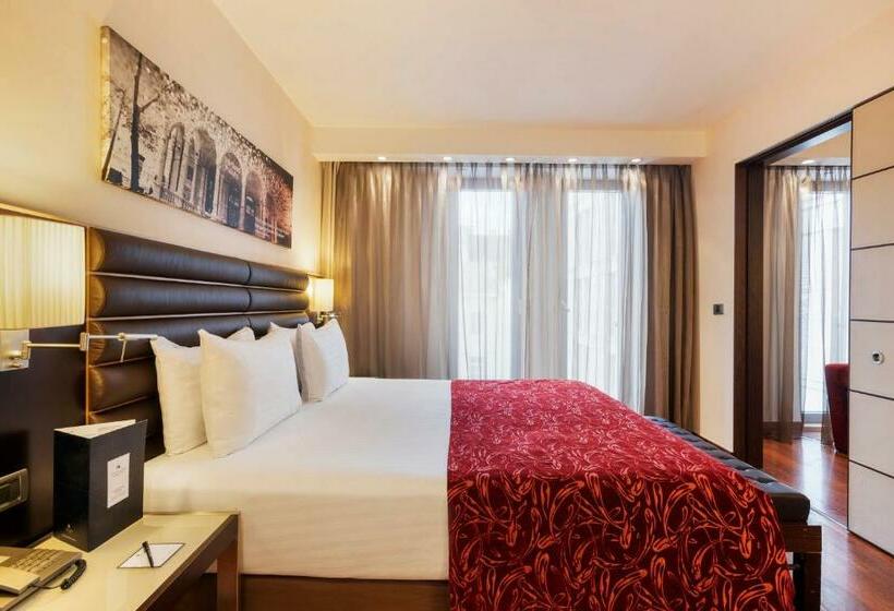 جناح جونيور, Exe Budapest Center