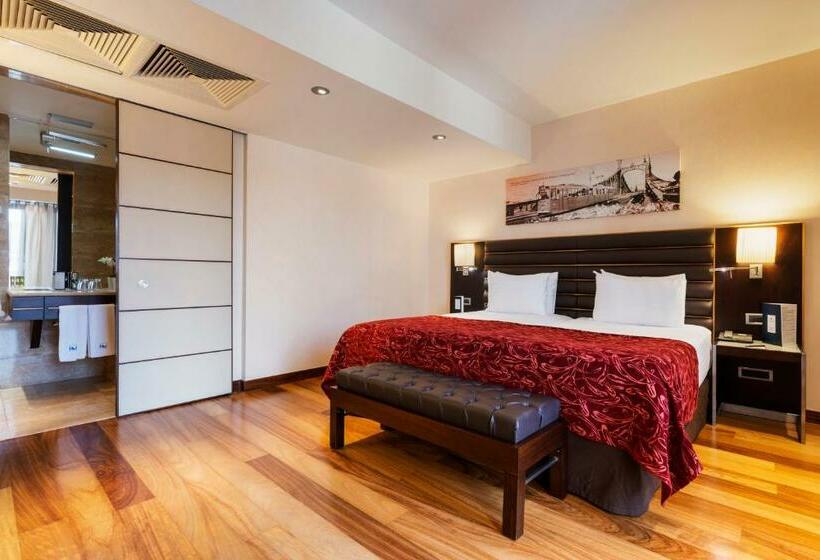 جناح جونيور, Exe Budapest Center