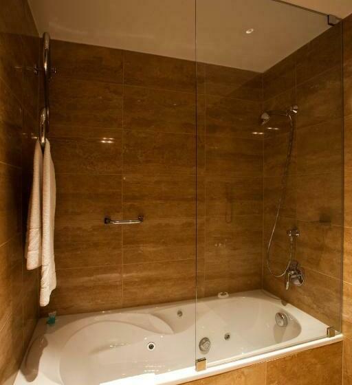 جناح جونيور, Exe Budapest Center