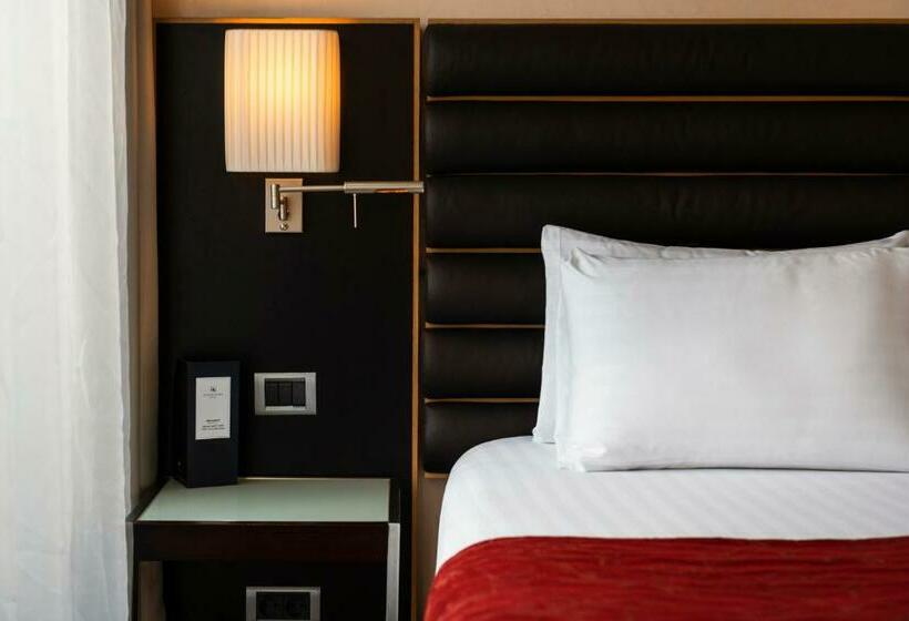 جناح جونيور, Exe Budapest Center