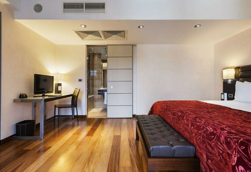 جناح جونيور, Exe Budapest Center