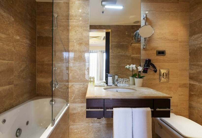 جناح جونيور, Exe Budapest Center