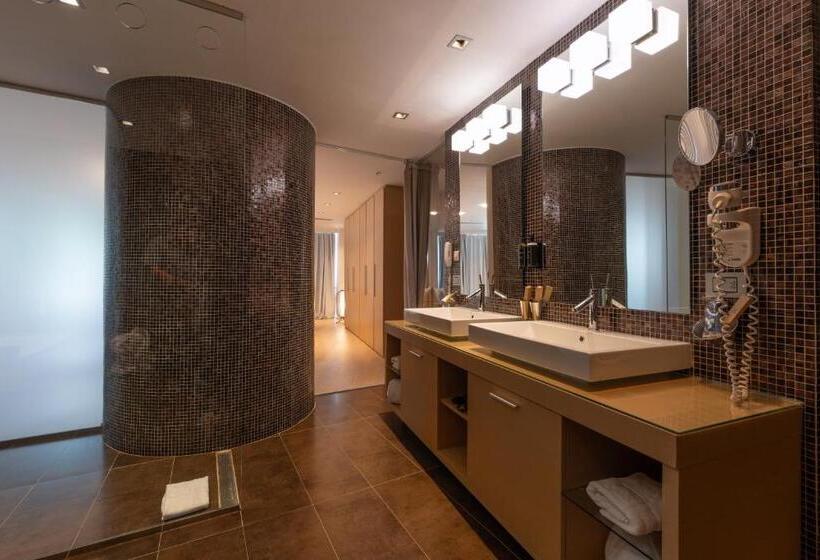 سوییت با چشمانداز دریا, Eurostars Queen Of Montenegro