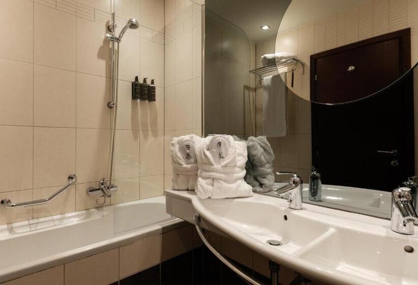 سوئیت جونیور با تراس, Eurostars Queen Of Montenegro