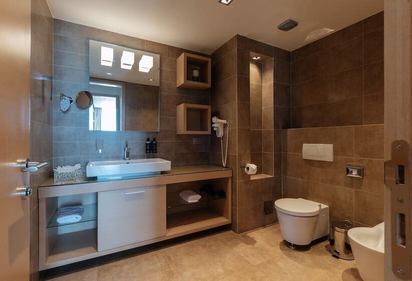 اتاق لوکس با بالکن و چشمانداز دریا, Eurostars Queen Of Montenegro