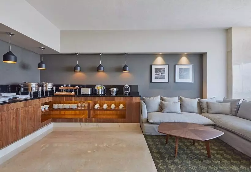Club Room King Bed, Grand Fiesta Americana Guadalajara Country Club