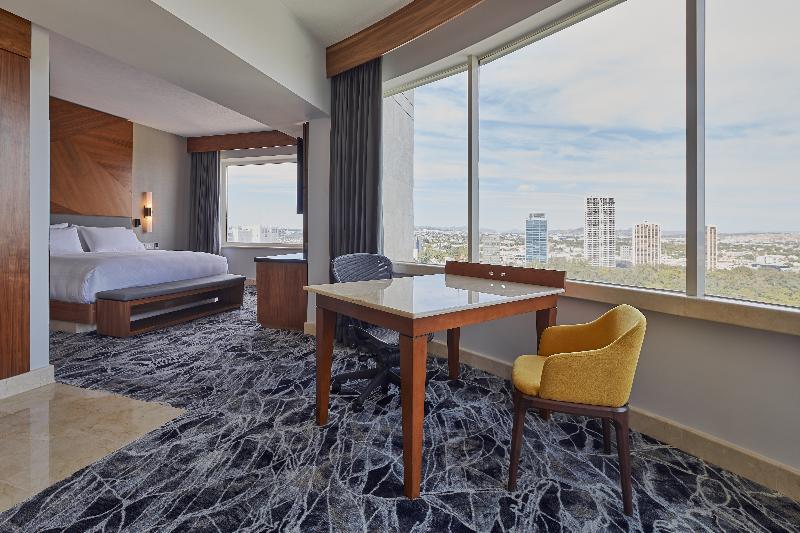 מיטת קינג בסוויטה, Grand Fiesta Americana Guadalajara Country Club