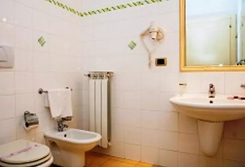 Standard Neljän Hengen Huone Parveke, Megaron