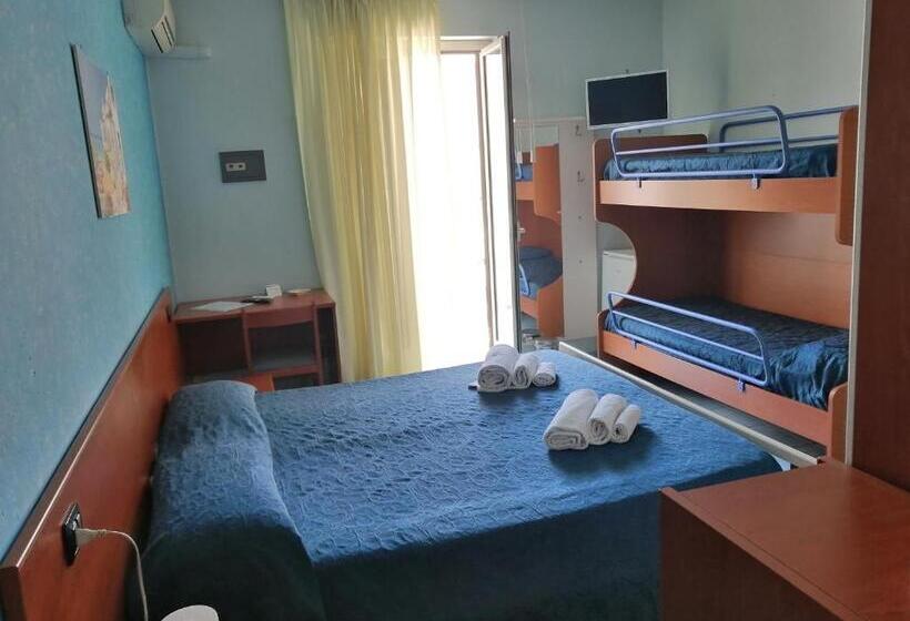 اتاق استاندارد چهارنفره با بالکن, Megaron