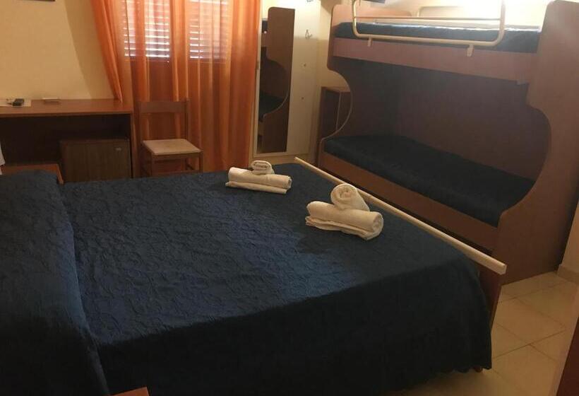 اتاق استاندارد چهارنفره با بالکن, Megaron