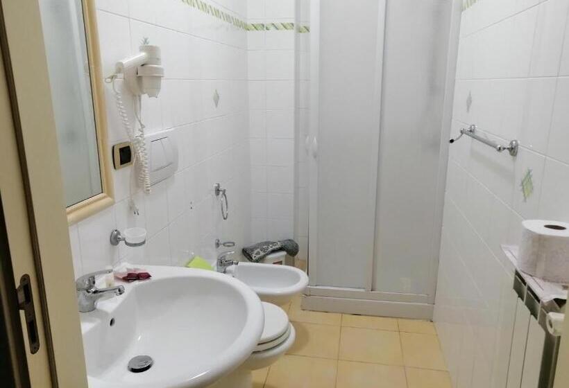 Номер Deluxe, Megaron