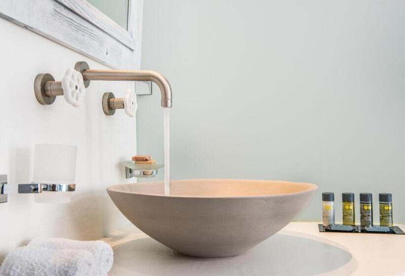 带按摩浴盆的套房, On The Rocks Small Luxury Hotels Of The World