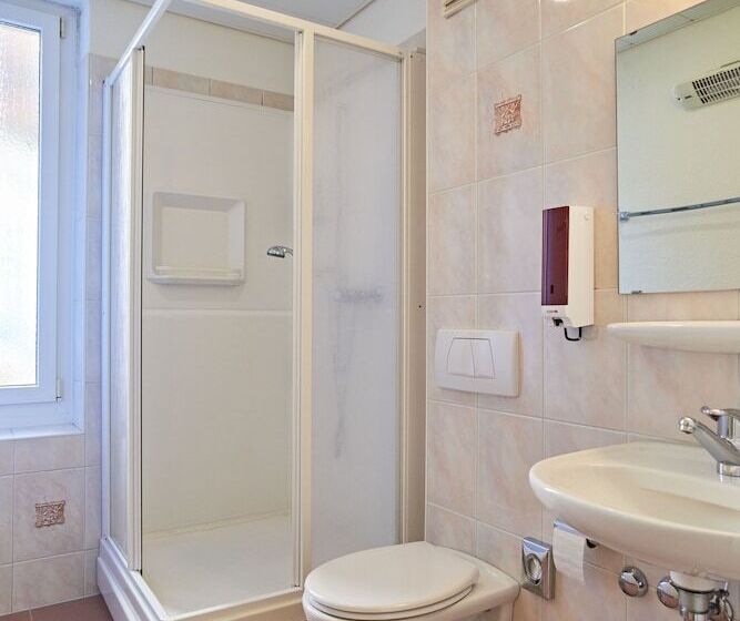 اتاق استاندارد یک تخته با سرویس بهداشتی مشترک, Saint Georges