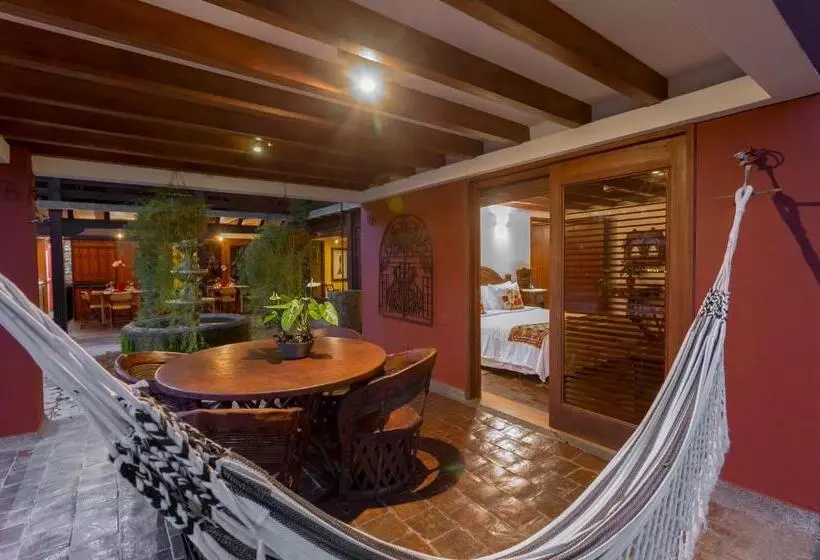 سوییت جونیور, Sazagua Hotel Boutique