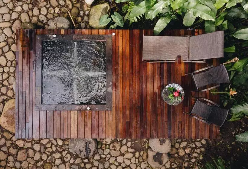 بانگلوی استاندارد, Sazagua Hotel Boutique