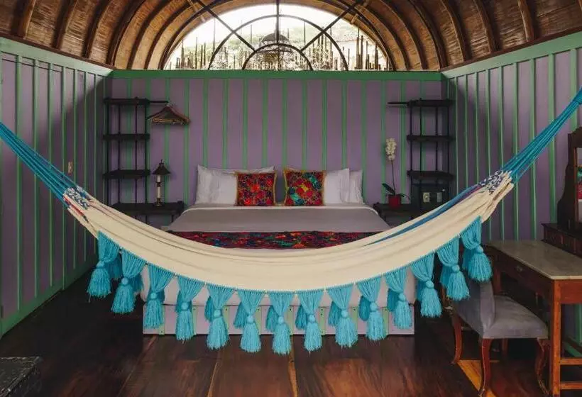 بانگلوی استاندارد, Sazagua Hotel Boutique