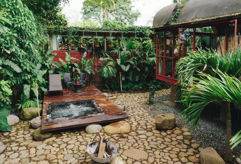 بانگلوی استاندارد, Sazagua Hotel Boutique
