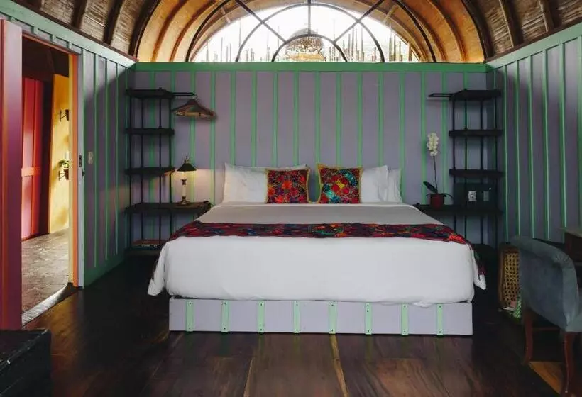 بانگلوی استاندارد, Sazagua Hotel Boutique