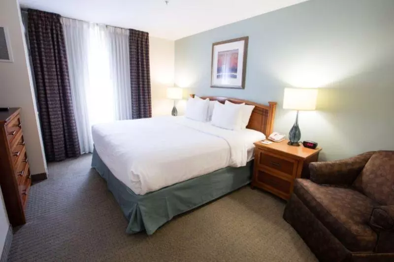 キングサイズベッドのスイートルーム, Staybridge Suites Houston West   Energy Corridor, An Ihg