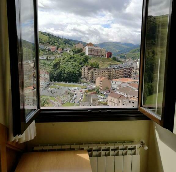 غرفة كلاسيكية ثلاثية, Alina