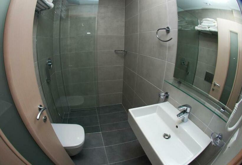 اتاق استاندارد با چشم‌انداز باغ, Ari 2