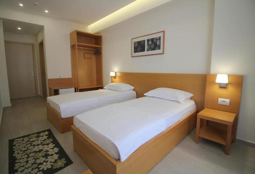 اتاق استاندارد با چشم‌انداز باغ, Ari 2