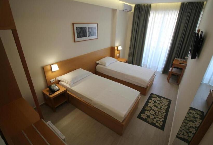 اتاق استاندارد با چشم‌انداز باغ, Ari 2