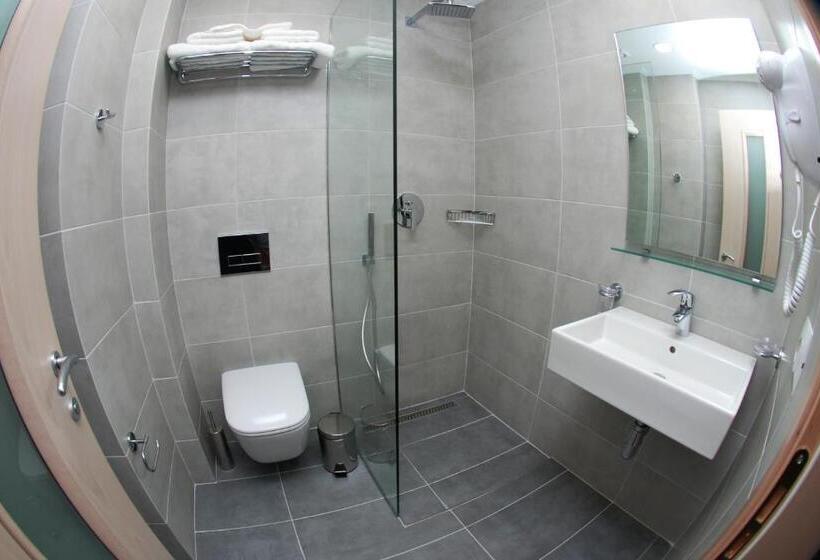 اتاق سه نفره سوپریور با چشم‌انداز دریا, Ari 2