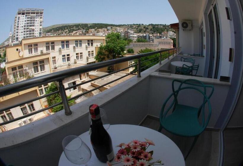 اتاق استاندارد سه تخته با چشم‌انداز باغ, Ari 2