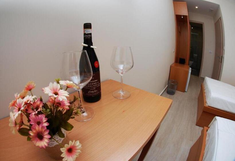 اتاق استاندارد سه تخته با چشم‌انداز باغ, Ari 2