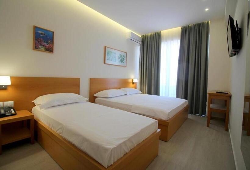 اتاق استاندارد سه تخته با چشم‌انداز باغ, Ari 2