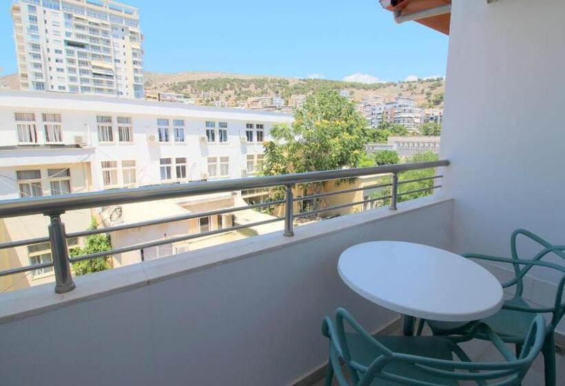 اتاق استاندارد سه تخته با چشم‌انداز باغ, Ari 2