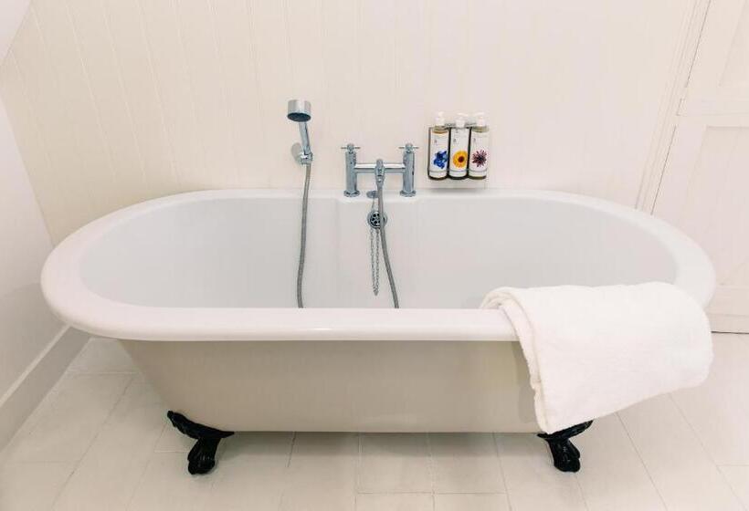 ジュニアスイート, The Ram Inn