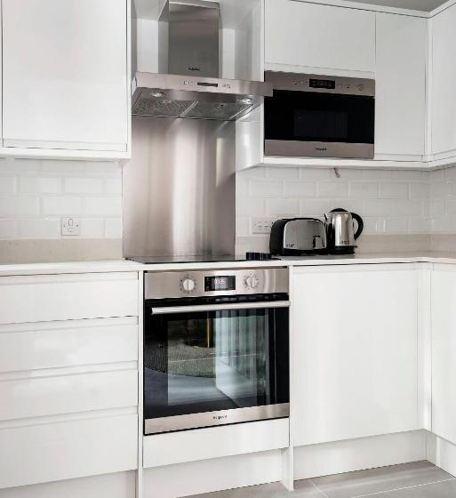 استودیوی سوپریور, 3 Sloane Gardens