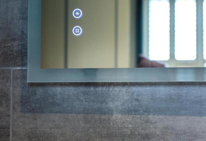 家庭间, Coach House Inn