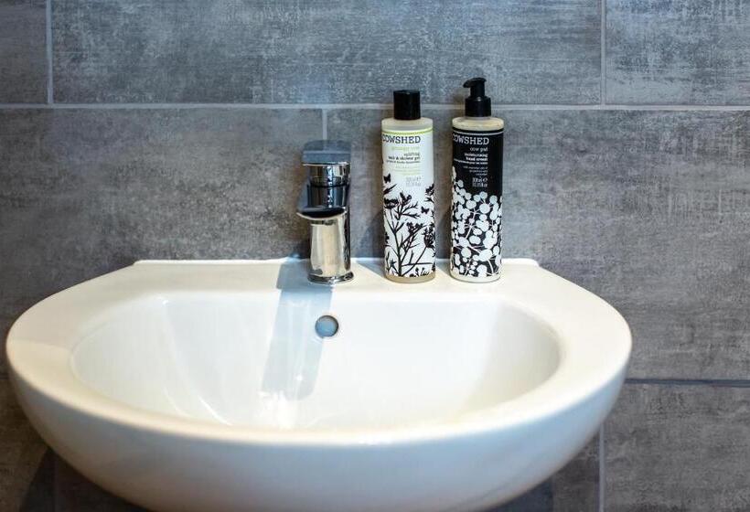 标准三人间, Coach House Inn