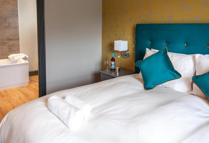 标准三人间, Coach House Inn