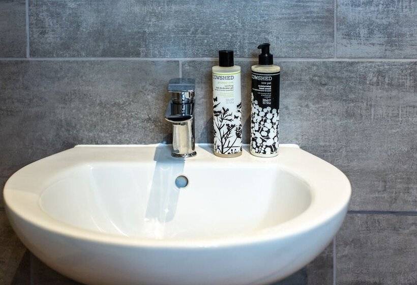 标准三人间, Coach House Inn