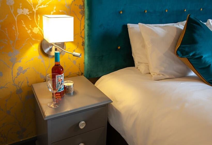 标准三人间, Coach House Inn