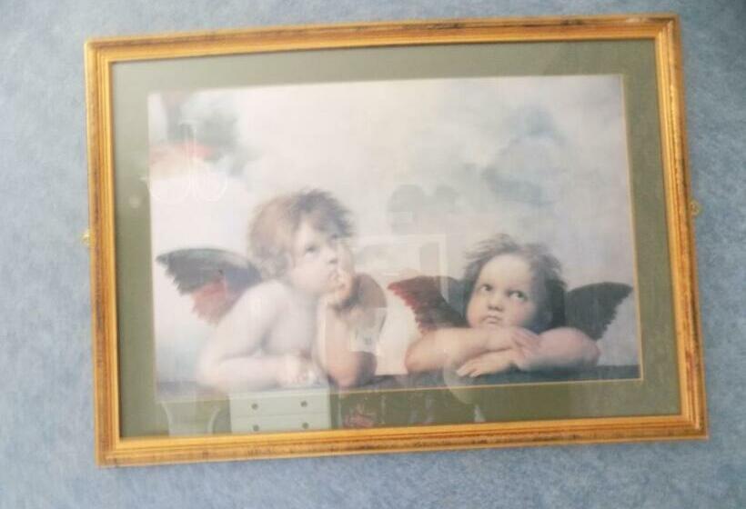 اتاق لوکس, Tracey S Driftwood