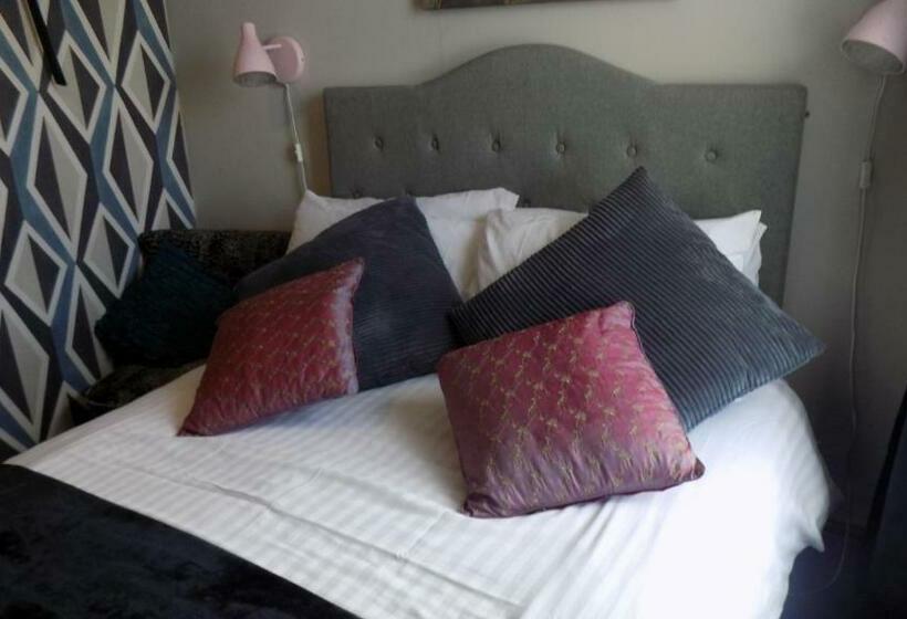 اتاق اکونومی, Tracey S Driftwood