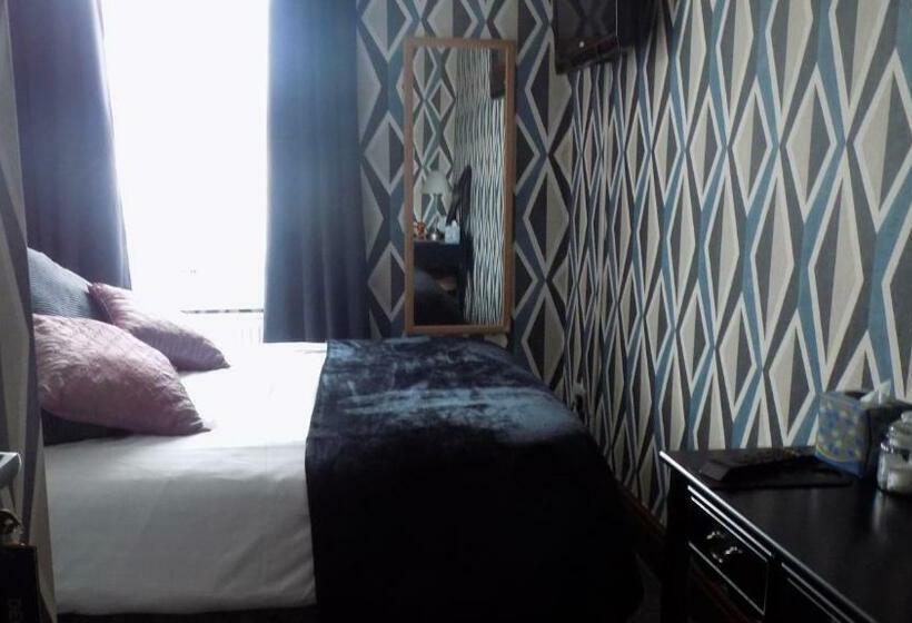 اتاق اکونومی, Tracey S Driftwood