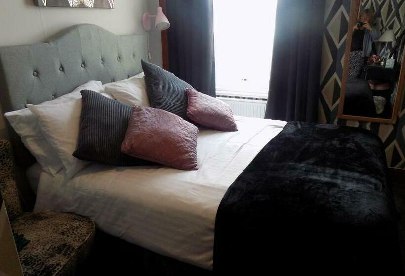 اتاق اکونومی, Tracey S Driftwood