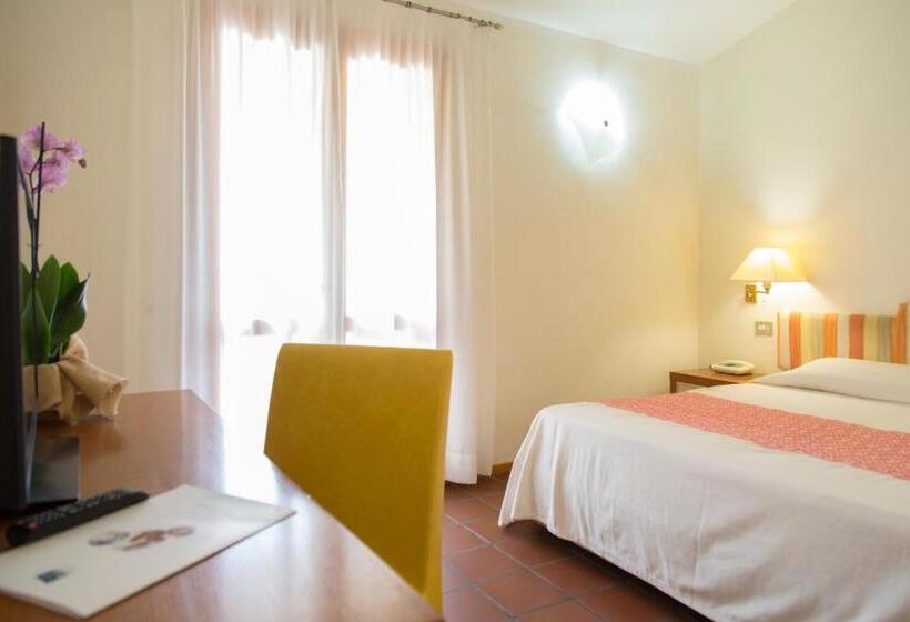 סוויטה נוף לבריכה, Blu Hotel Laconia Village