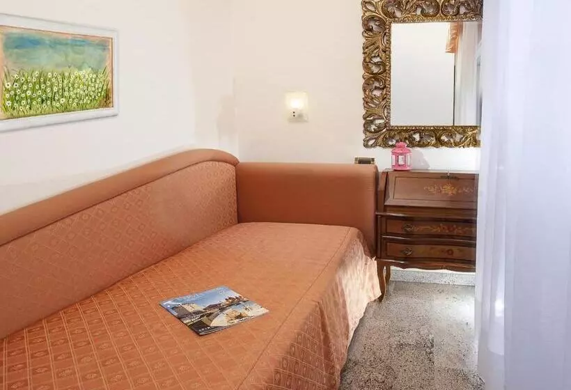 Habitació Triple Estàndard, Dea